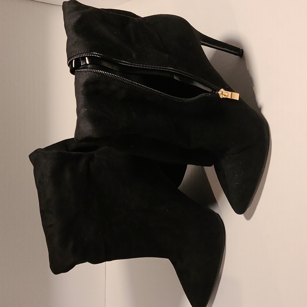 Women's- NWOT-Fashion Nova- Size 8-knee high boots-Black